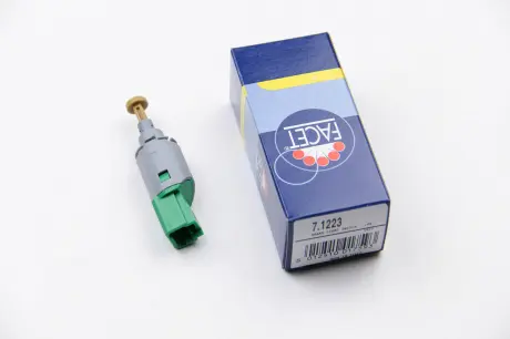 Датчик вкл. зчеплення Renault 08 / 03-> (2ф. зел) FACET 7.1223