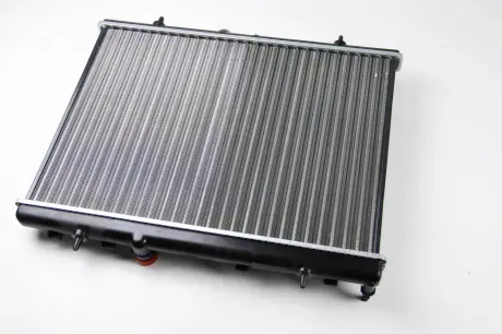 Радиатор Berlingo / Partner 1.6HDI 08> (+/- AC) (380x549x26) THERMOTEC D7P011TT