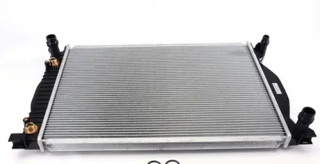 Радиатор охлаждения двигателя AUDI A4 / A6 FSi 01- NRF 53190