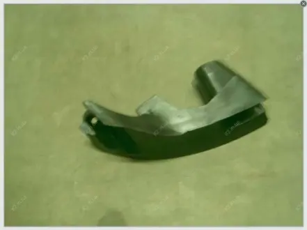 Направляющая заднего бампера, левая (пластик, под фонарем) Aftermarket 1068003723