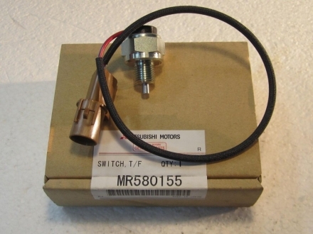 Датчик раздаточной коробки передач MITSUBISHI MR580155 (фото 1)