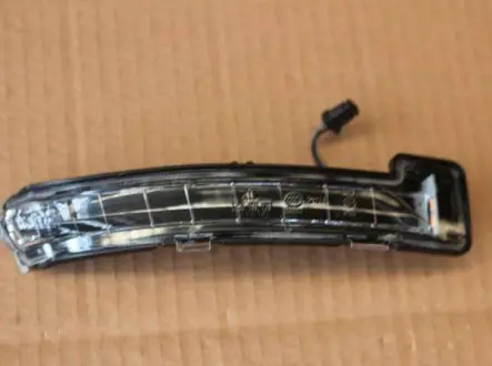 Повторювач повороту дзеркала двері, правий Aftermarket 1018028987