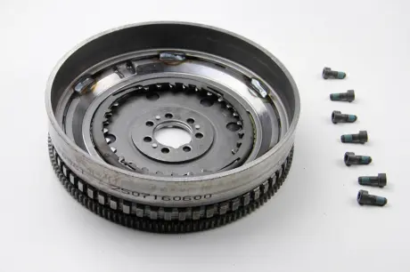 Маховике двигателя K9K DC4 RENAULT 123005236R