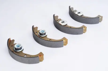 Тормозные колодки. барабанные BOSCH 0986487030