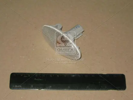 Указ. эт. на крыле лев. = пра. бел. SUZUKI SWIFT 05- TYC 18-A303-00-2B
