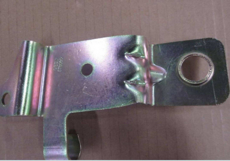 Кронштейн масляного радиатора правый металлический EC7 GEELY 1016005168 (фото 1)