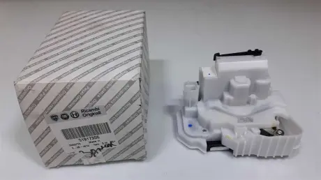 Замок двери боковой прав электрический 5пин Fiat Doblo New 09- Fiat/Alfa/Lancia 51917355