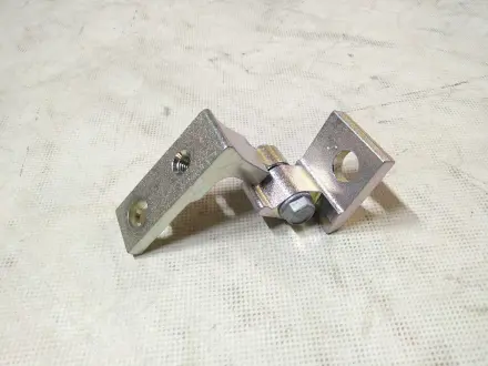 Петля левая нижняя передней двери Fiat Linea / Doblo 2009- Fiat/Alfa/Lancia 51931796