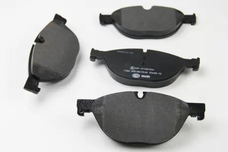 Тормозные колодки дисковые комплект; передняя. HELLA 8DB355015251