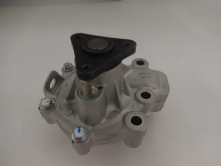 Насос водяний з патрубком та сальником Mazda 2 1.5 14/19-/ 3 1.5/2.0 13-/19-/ 6 2.0/2.5 12- GMB GWMZ79AH